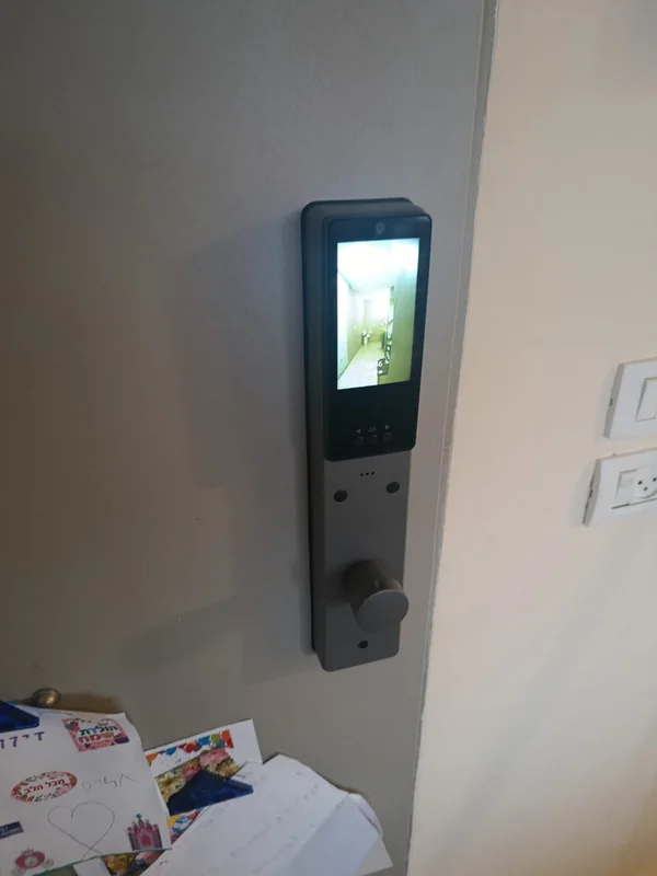 מנעול חכם עם מסך פנימי בדלת בגוון אפור חם